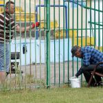 Kibice Stomilu malowali płot na stadionie