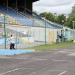 Kibice Stomilu malowali płot na stadionie