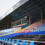 Instalacja nowych krzesełek na trybunie krytej stadionu Stomilu Olsztyn