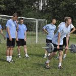 Trening siłowy na bocznym boisku Stomilu