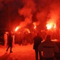 Spontaniczna oprawa ultras pod siedzibą klubu, fot. Emil Marecki
