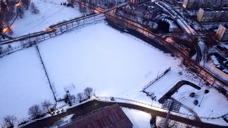 Boczne boisko przy stadionie Stomilu Olsztyn zaśnieżone. Fot. Paweł Piekutowski