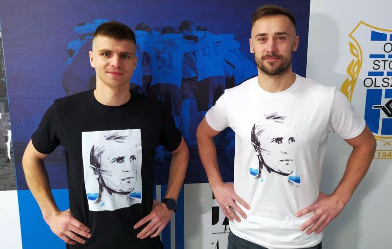 Tak się prezentują koszulki z wizerunkiem Andrzeja Biedrzyckiego. Fot. stomilolsztyn.com