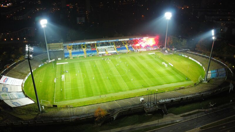 Stadion Stomilu z lotu ptaka podczas meczu z Hutnikiem Kraków. Fot. Paweł Piekutowski