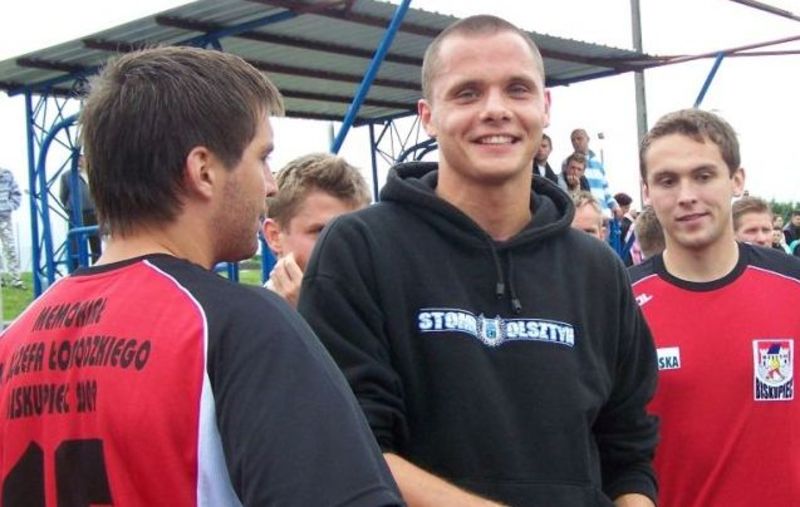 Rafał Gikiewicz w bluzie Stomilu podczas Memoriału Józefa Łobockiego rozegranego w 2009 roku w Biskupcu.