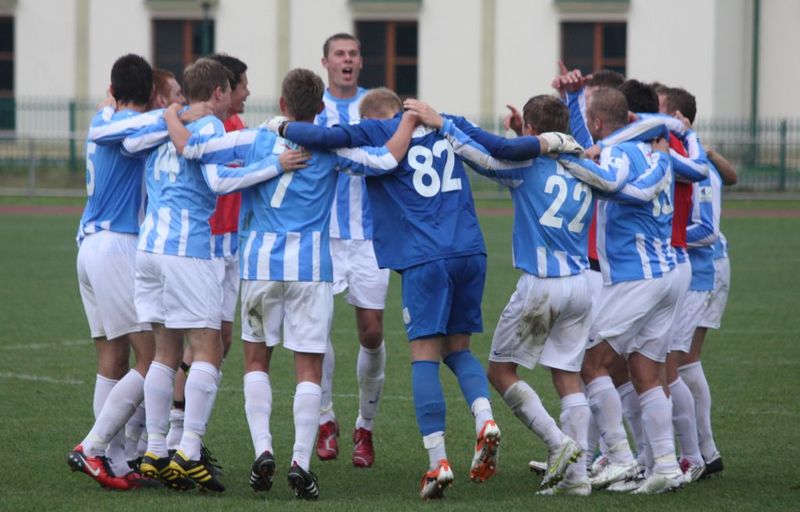 Piłkarze Stomilu Olsztyn cieszą się po zwycięstwie, fot. Krzysztof Piekarski