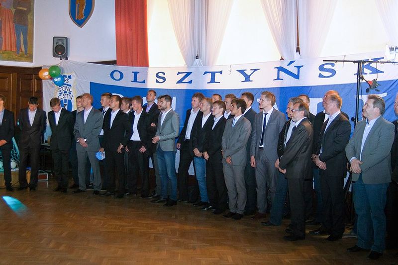 Piłkarze Stomilu Olsztyn odebrali gratulację od prezydenta Piotra Grzymowicza, fot. Artur Szczepański
