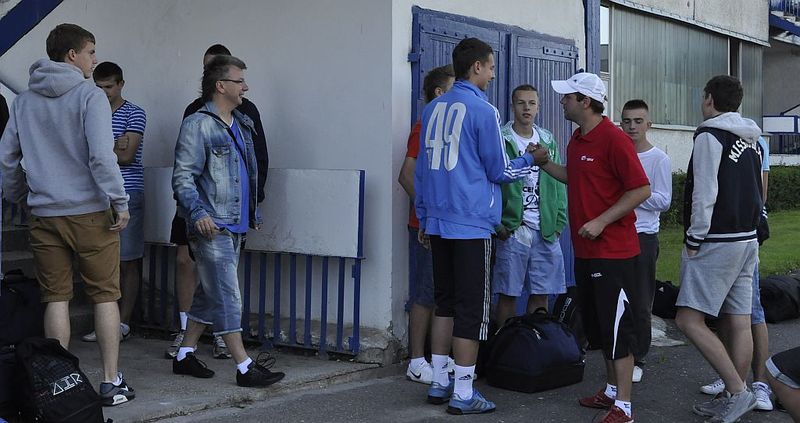 Młodzie piłkarze Stomilu Olsztyn przed wyjazdem na obóz do Węgorzewa, fot. Emil Marecki