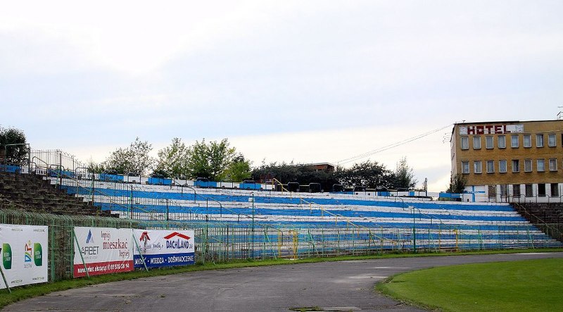Łuk biało-niebieski na stadionie Stomilu, fot. Artur Szczepański
