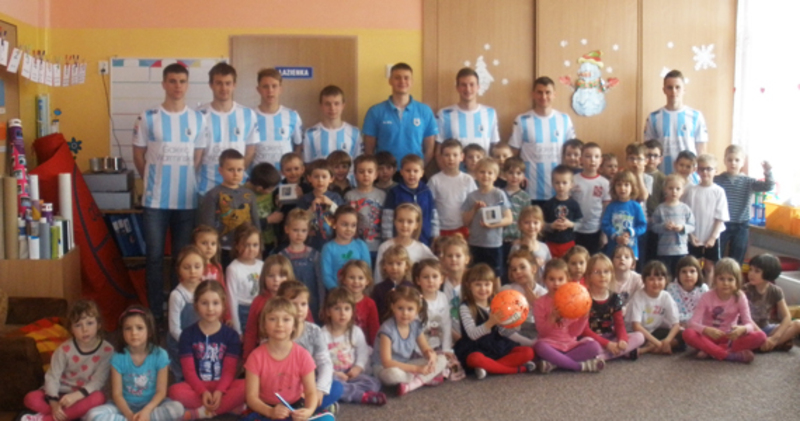 Piłkarze Stomilu odwiedzili przedszkole, fot. stomilolsztyn.com