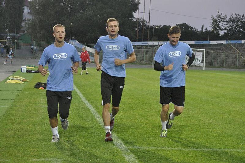 Piłkarze Stomilu Olsztyn podczas indywidualnego treningu, fot. Emil Marecki