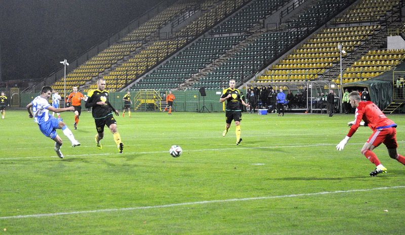 Rafał Kujawa strzela bramkę na 1:0, fot. Emil Marecki