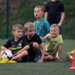 Stomilek na treningu młodych piłkarzy 