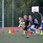 Stomilek na treningu młodych piłkarzy 