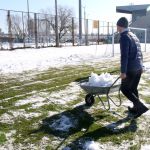 Odśnieżanie boiska treningowego Stomilu Olsztyn