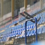 Montaż nowych krzesełek na stadionie Stomilu