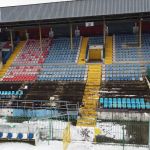Montaż nowych krzesełek na stadionie Stomilu