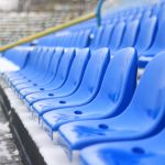 Instalacja nowych krzesełek na trybunie krytej stadionu Stomilu Olsztyn