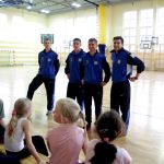 Piłkarze Stomilu Olsztyn odwiedzili dzieci w SP 7 w Olsztynie