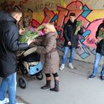 Piłkarze Stomilu Olsztyn w imieniu kibiców wręczali kwiatki z okazji Dnia Kobiet