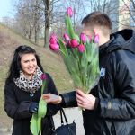 Piłkarze Stomilu Olsztyn w imieniu kibiców wręczali kwiatki z okazji Dnia Kobiet