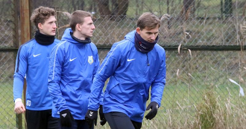 Vladislavs Kuzmins na pierwszym treningu w Stomilu (po prawej), fot. Emil Marecki