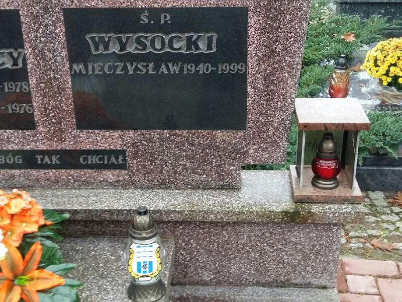 Grób na cmentarzu przy ul. Poprzecznej odwiedzili wierni Stomilowcy. Fot. kibic Stomilu Olsztyn