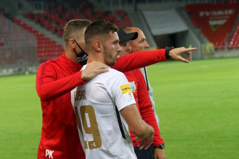 Skënder Loshi wchodzi na boisko w meczu z GKS-em Tychy. Fot. Emil Marecki