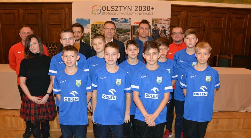 Młodzi piłkarze Stomilu Olsztyn z wizytą prezydenta Piotra Grzymowicz. Fot. olsztyn.eu