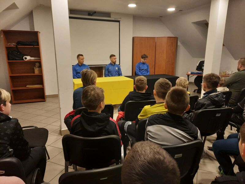 Piłkarze Stomilu spotkali się młodymi zawodnikami Mrągowii. Fot. stomilolsztyn.com