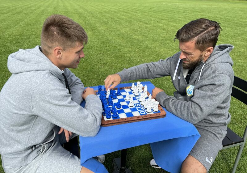 Karol Żwir i Szymon Grabowski grają w szachy. Fot. stomilolsztyn.com