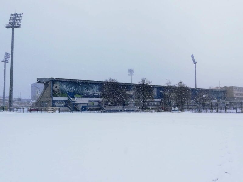 Boczne boisko Stomilu pokryte śniegiem. Fot. Krzysztof Betkier