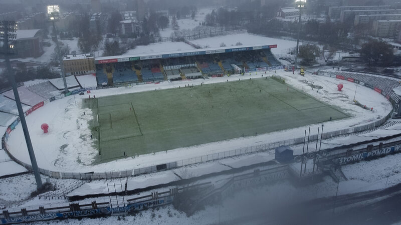 Stadion Stomilu w zimowej scenerii. Fot. Paweł Piekutowski