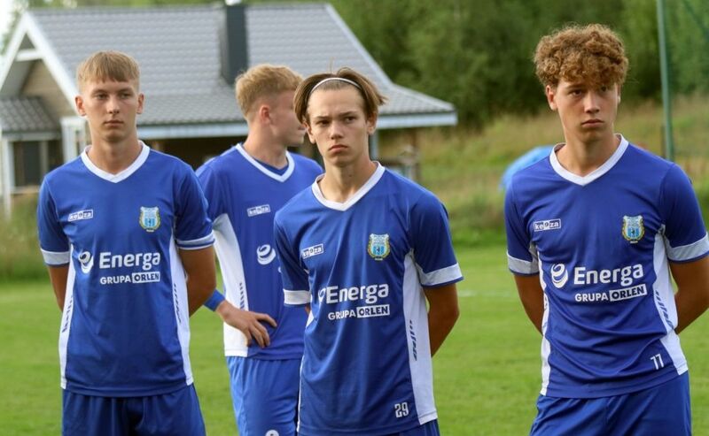 Maciej Niemier (w środku) podczas meczu LKS Różnowo 0:8 Stomil II Olsztyn. Fot. Emil Marecki