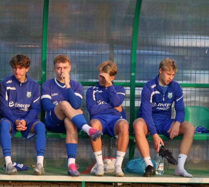 Filipi Nilipiński (drugi z lewej) i Maciej Cichocki (pierwszy z prawej) - zdobywcy bramek w meczu Olimpia Olsztynek 1:3 Stomil II Olsztyn. Zdjęcie jest ilustracją do tekstu / fot. Emil Marecki