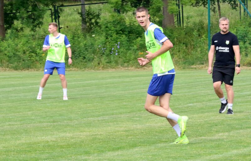 Kacper Grochowski w grze wewnętrznej Stomilu. W tle Piotr Łysiak i Piotr Czuryłło. Fot. Emil Marecki