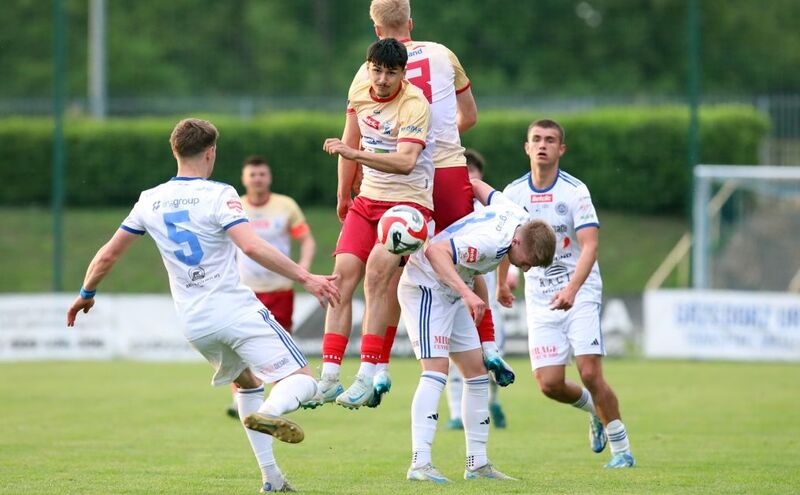 Jakub Karpiński (w środku) podczas meczu z Wigrami Suwałki / fot. Łukasz Kozłowski