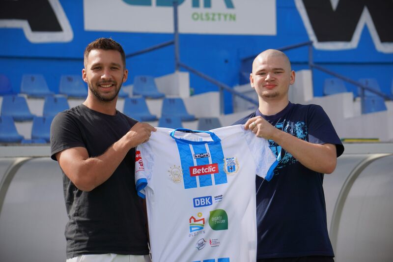 Patryk Czarnota (z lewej) piłkarzem Stomilu . Fot. stomilolsztyn.com