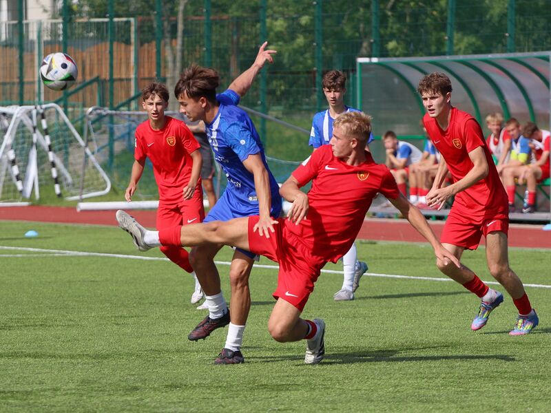 Gabriel Jastrzębski (w środku w niebieskim stroju) w meczu CLJ U-17 z Widzewem Łódź / fot. Małgorzata Skutnik