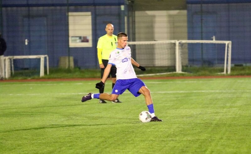 Wiktor Lewicki tuż przed zdobyciem gola z rzutu karnego w meczu Stomilu II Olsztyn z Warmią Olsztyn. Fot. Emil Marecki