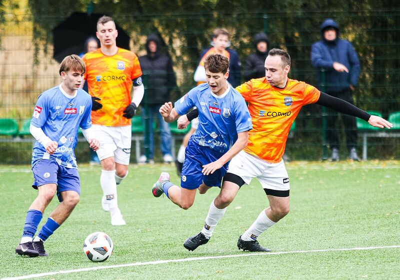 Hubert Mierzejewski walczy o piłkę z Sebastianem Kowalskim w meczu Naki Olsztyn 4:2 Stomil II Olsztyn / fot. Artur Szczepański