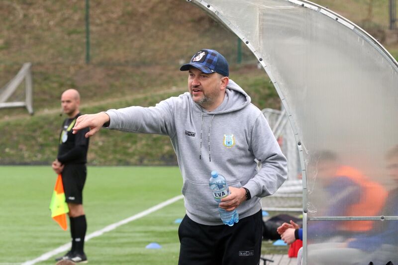 Z przeciwnikiem idzie gładko, gdy zespół prowadzi Adam Łopatko