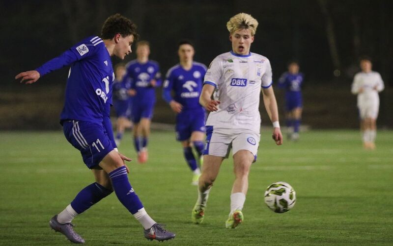 Szymon Tokarski (w białym stroju) w meczu CLJ U-17 przeciwko Wiśle Płock / fot. Paweł Piekutowski