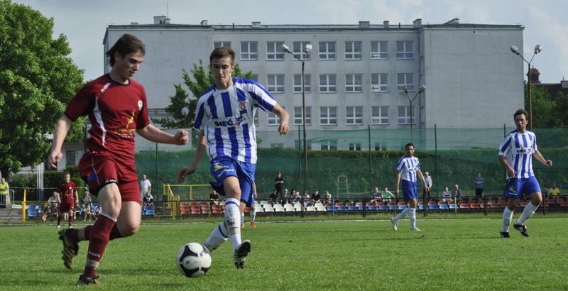 Pierwszą bramkę dla Sokoła strzelił byly piłkarz Stomilowców - Wojciech Kardaś, fot. Emil Marecki