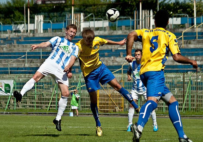 Krzysztof Filipek strzelił bramkę głową na 1:0, fot. Artur Szczepański