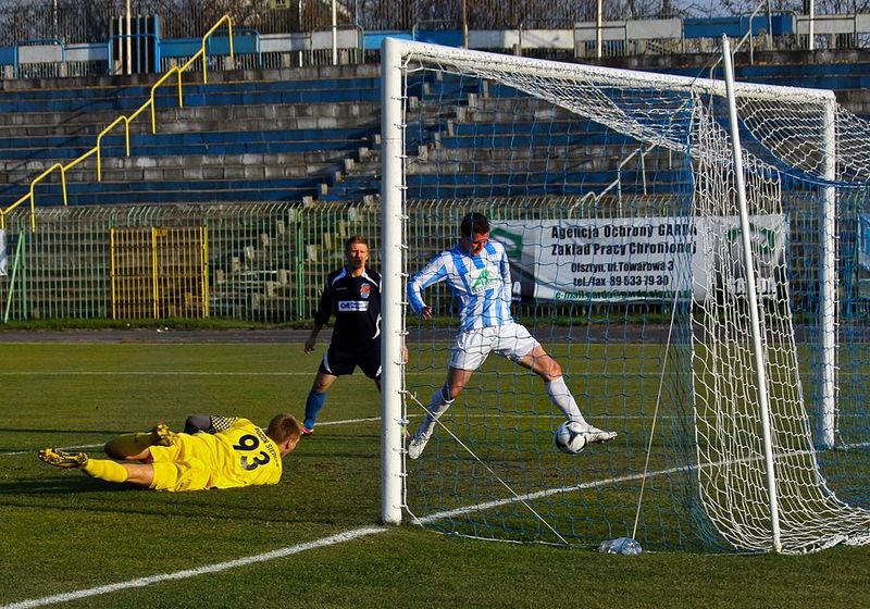Bramkę na 2:0 strzela Krzysztof Filipek, fot. Artur Szczepański