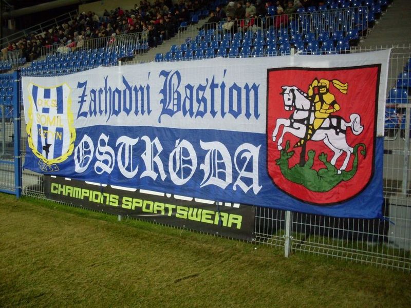 Flaga Zachodni Bastion Ostróda zawisła na stadionie w Ostródzie na meczu Sokół - Stomil II, fot. Witold Szatkowski
