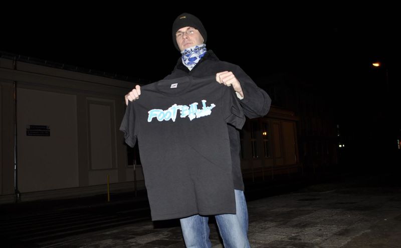 Kibic Stomilu spotkany w Kortowie otrzymał koszulkę, fot. Emil Marecki