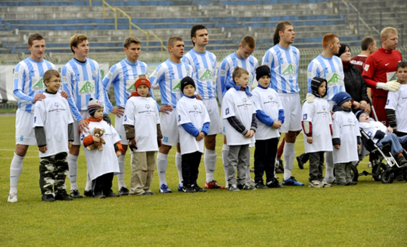 Piłkarze Stomilu wielokrotnie wychodzi na murawę w asyście dzieci i młodzieży Olimpiad Specjlnych, fot. Artur Szczepański
