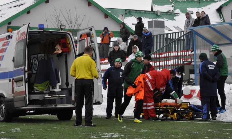 Karetka zabrała kontuzjowanego piłkarza Olimpii do szpitala, fot. Emil Marecki